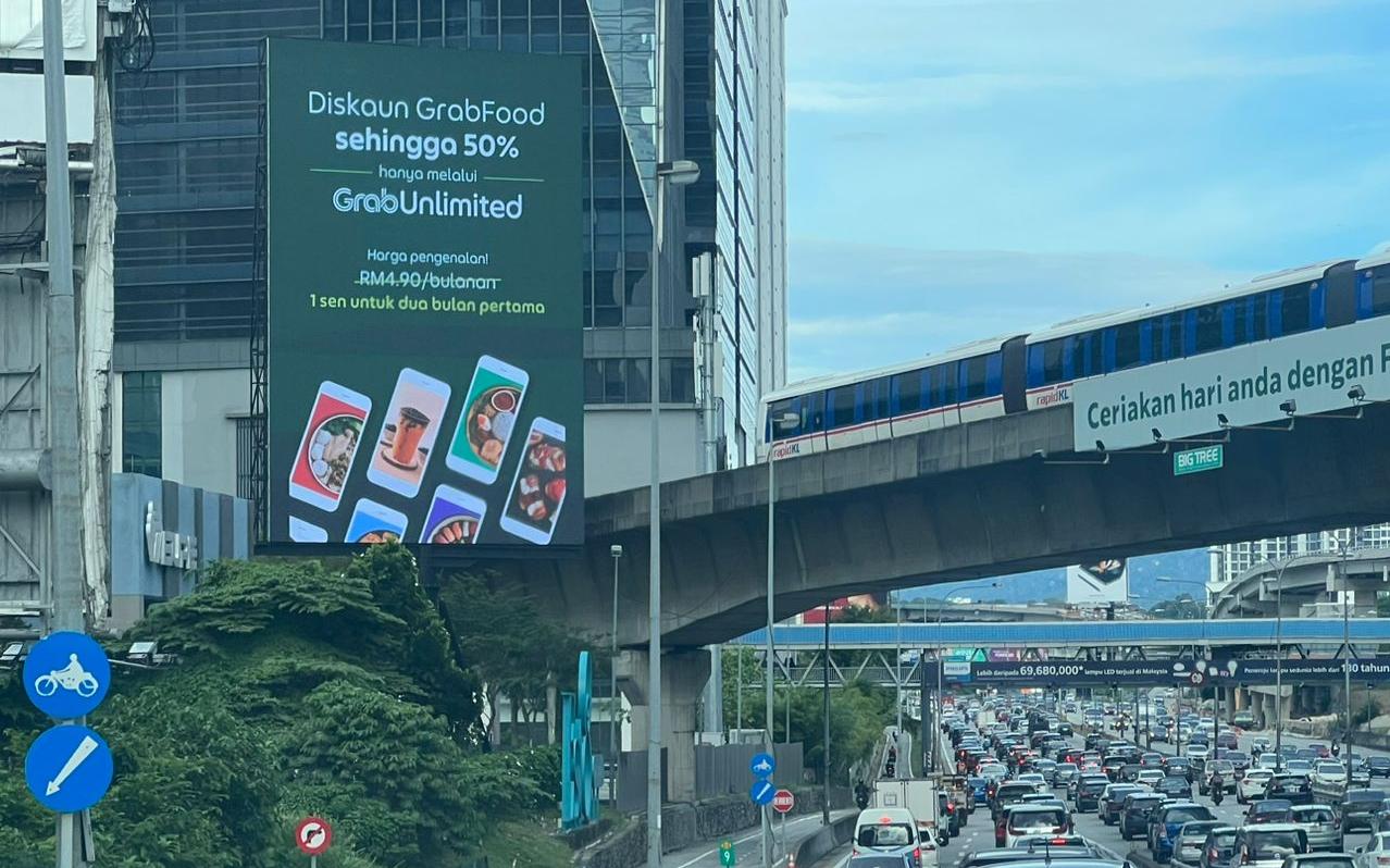 Large digital screen reference on Federal Highway